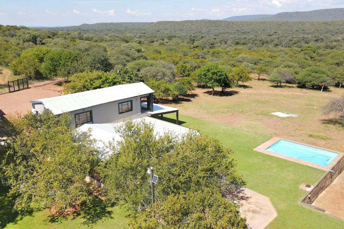 294 ha Game Farm Ellisras with 5 bedrooms and swimming pool - Photo 4
