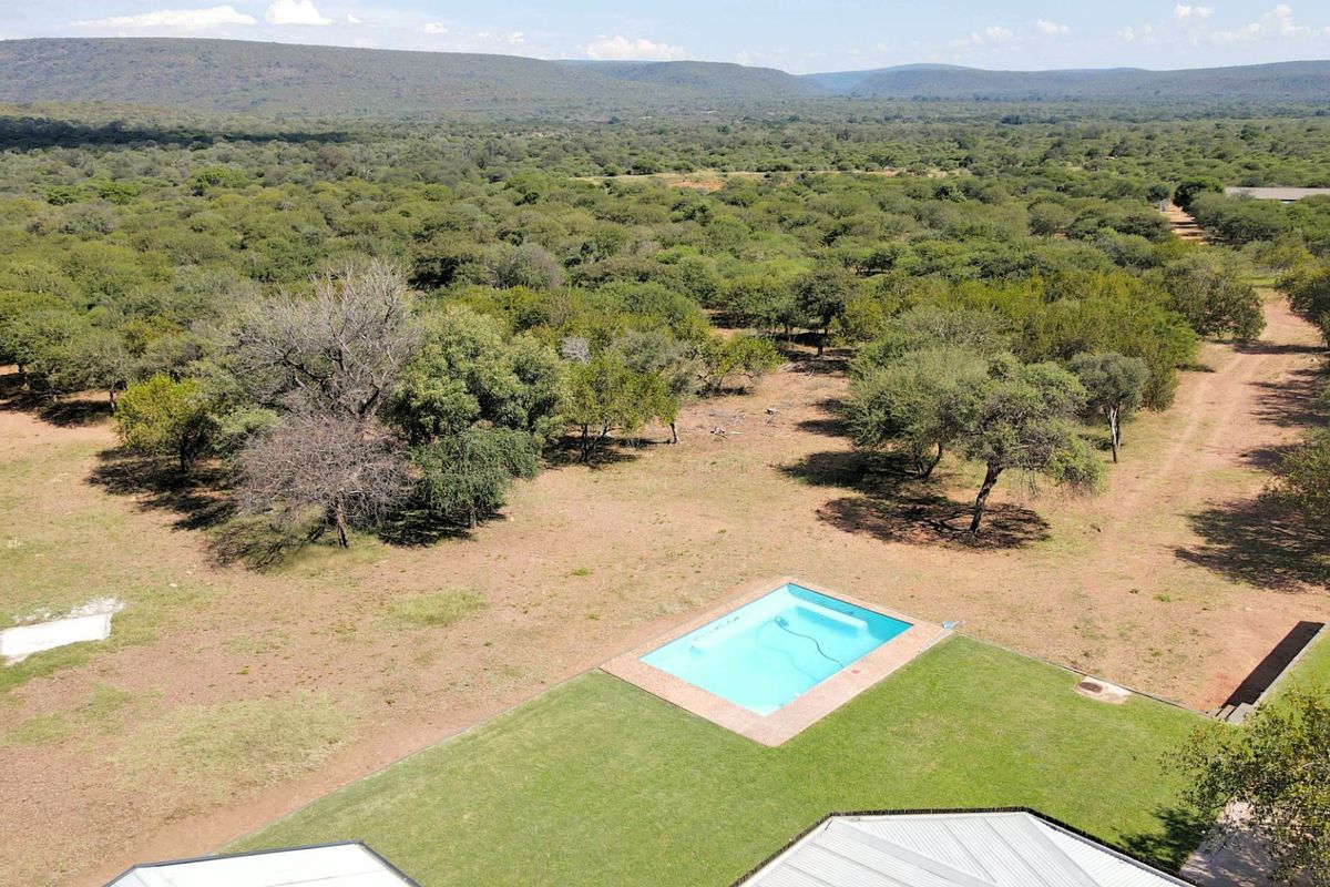 294 ha Game Farm Ellisras with 5 bedrooms and swimming pool - Photo 3