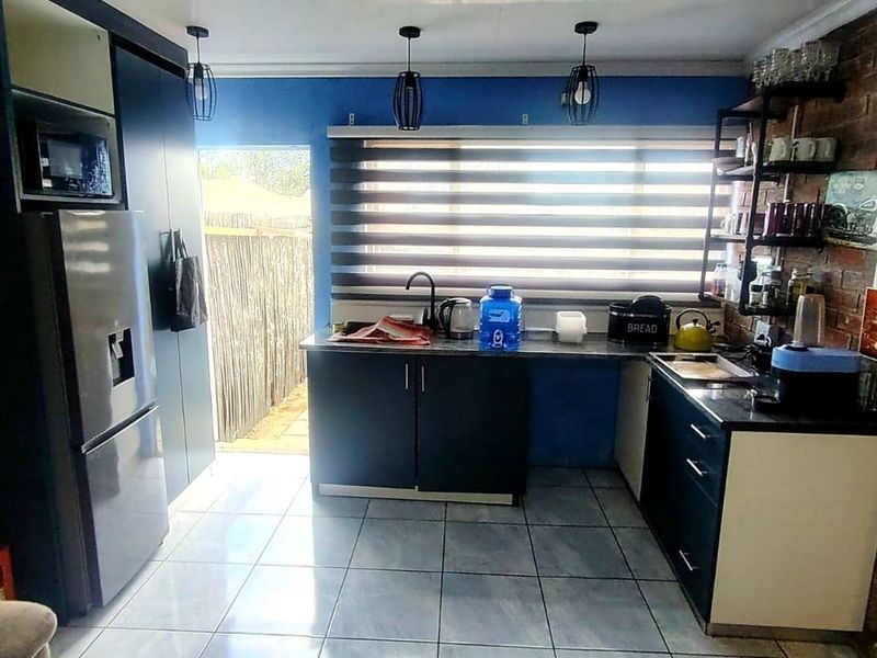 6 BEDROOM HOUSE IN HIGHGATE - Photo 9