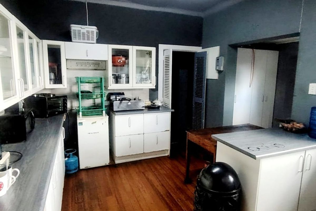 6 BEDROOM HOUSE IN HIGHGATE - Photo 2