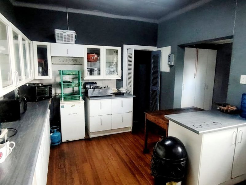 6 BEDROOM HOUSE IN HIGHGATE - Photo 2