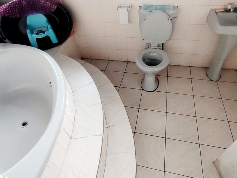 6 BEDROOM HOUSE IN HIGHGATE - Photo 8