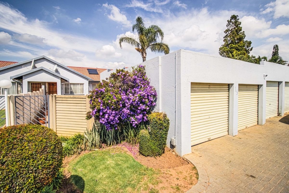 A stylish simplex situated in a wonderfully serene upmarket complex  - Photo 2