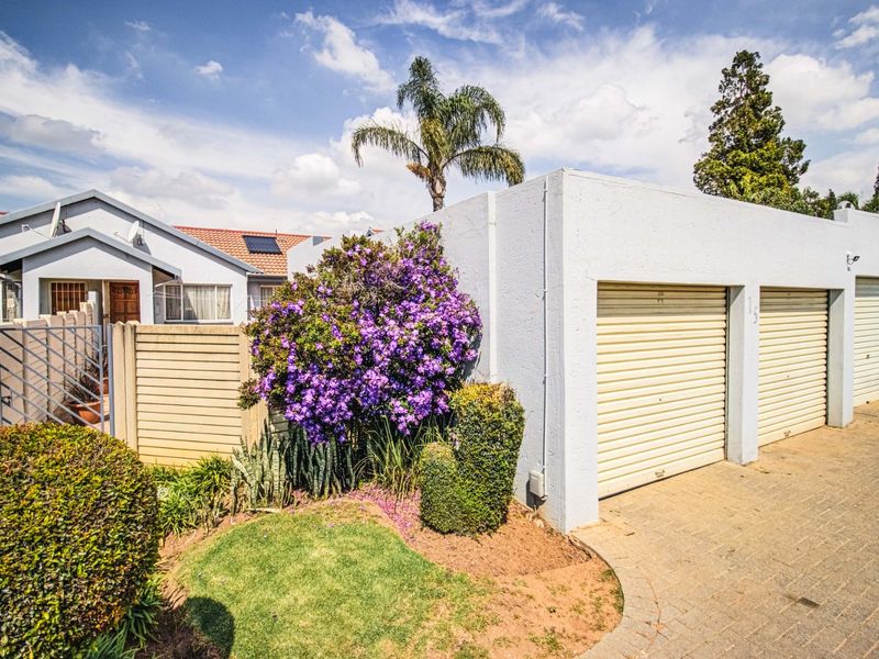 A stylish simplex situated in a wonderfully serene upmarket complex  - Photo 2