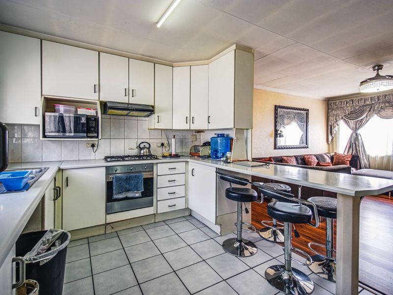 A stylish simplex situated in a wonderfully serene upmarket complex  - Photo 7