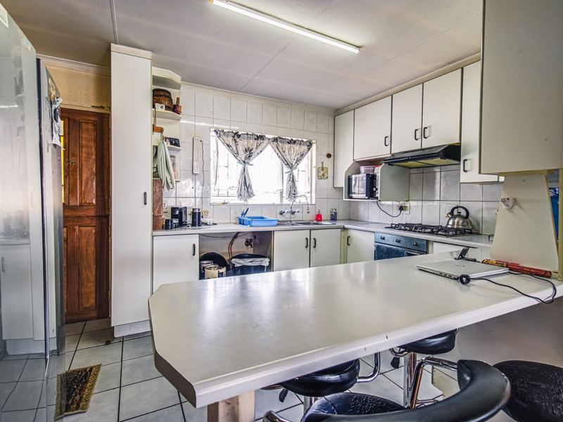 A stylish simplex situated in a wonderfully serene upmarket complex  - Photo 6