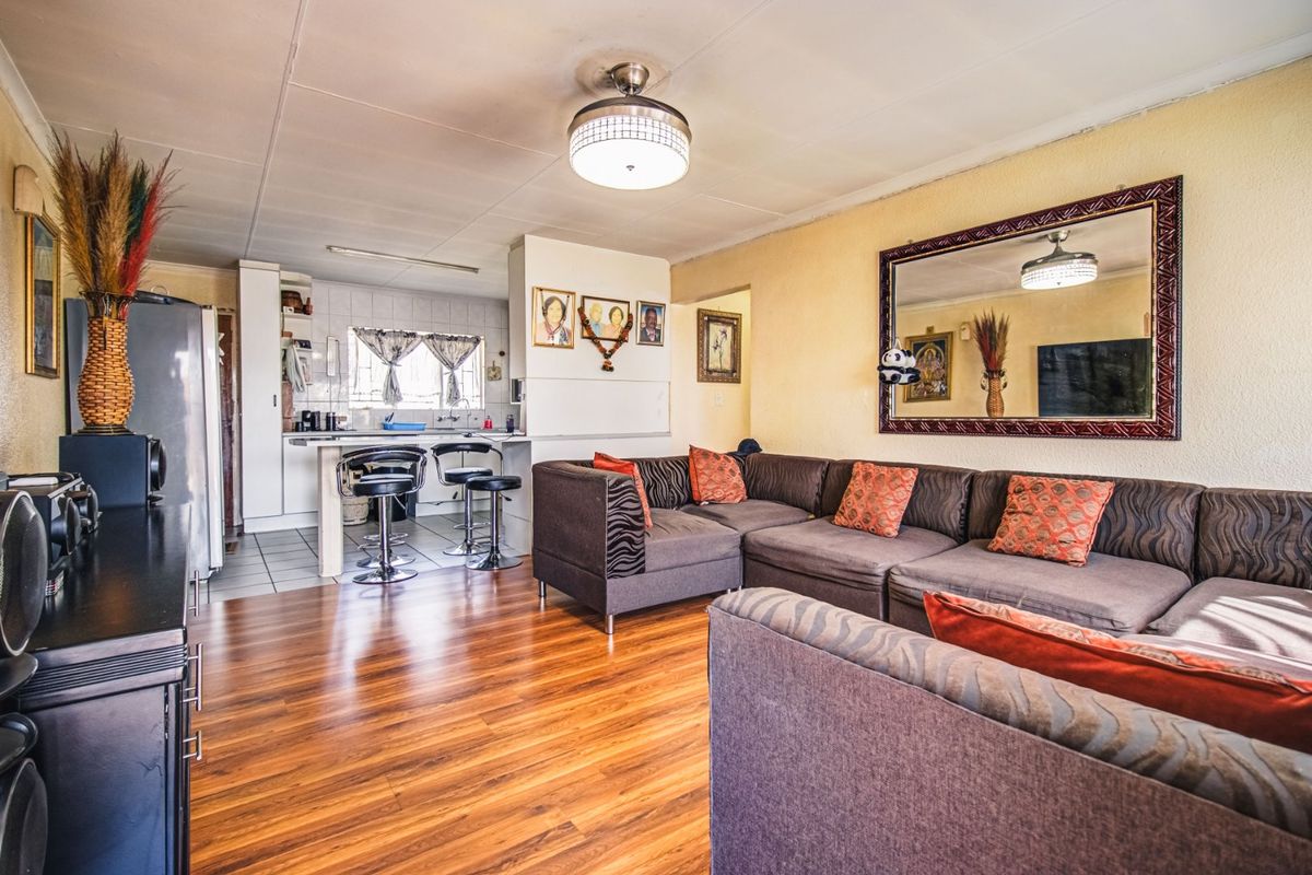 A stylish simplex situated in a wonderfully serene upmarket complex  - Photo 3