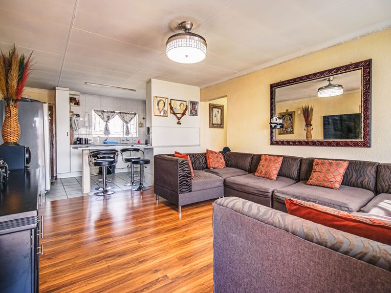 A stylish simplex situated in a wonderfully serene upmarket complex  - Photo 3