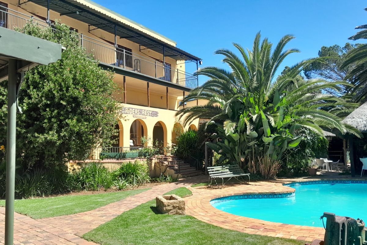 Stunning 12-Bedroom Lakeside Retreat Prime Guest Lodge - Photo 3