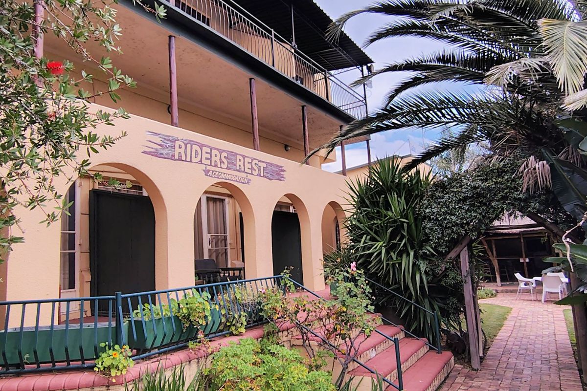 Stunning 12-Bedroom Lakeside Retreat Prime Guest Lodge - Photo 5