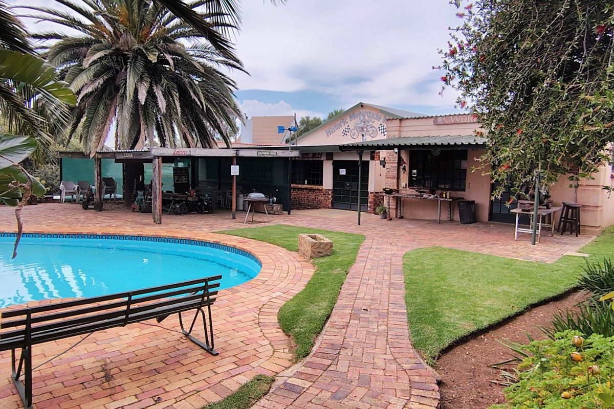 Stunning 12-Bedroom Lakeside Retreat Prime Guest Lodge - Photo 2