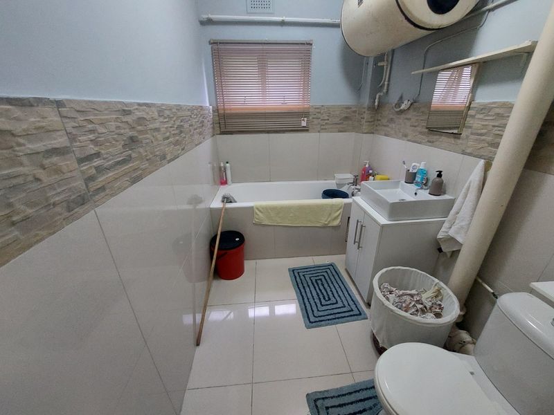 Cosy Morningside Flat with Easy Living - Photo 3