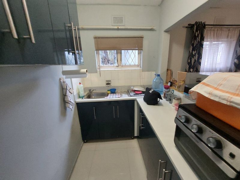 Cosy Morningside Flat with Easy Living - Photo 2