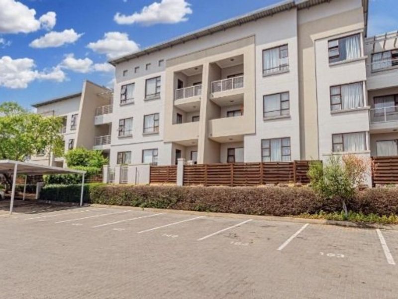 2 bedroom Apartment For sale in Paulshof Sandton  - Photo 2