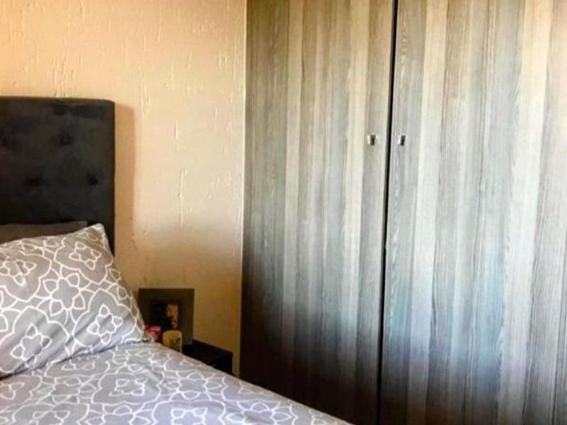 2 bedroom Apartment For sale in Paulshof Sandton  - Photo 9