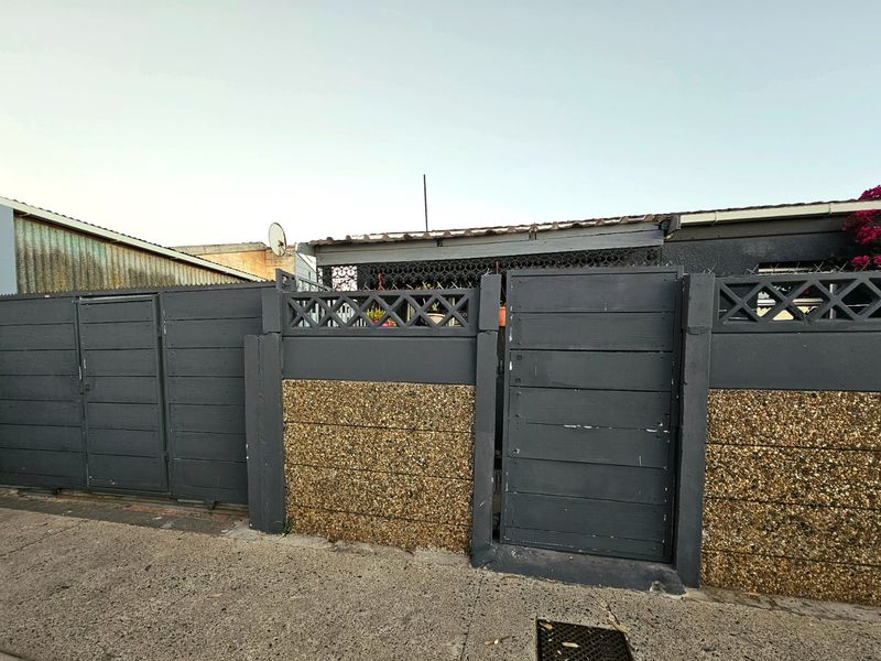 Two bedroom fully enclosed house house - Photo 3