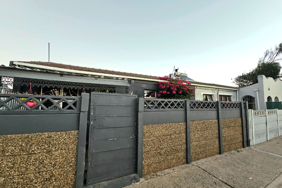 Two bedroom fully enclosed house house - Photo 2