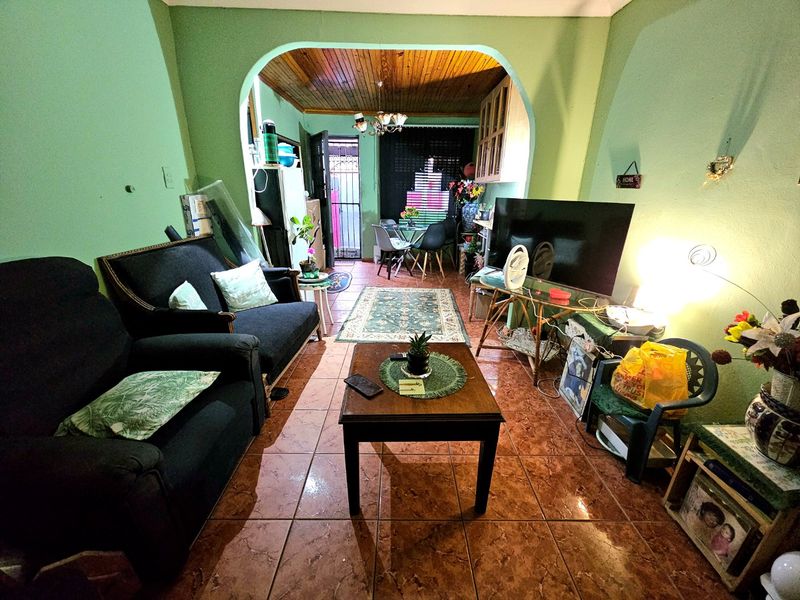 Two bedroom fully enclosed house house - Photo 4