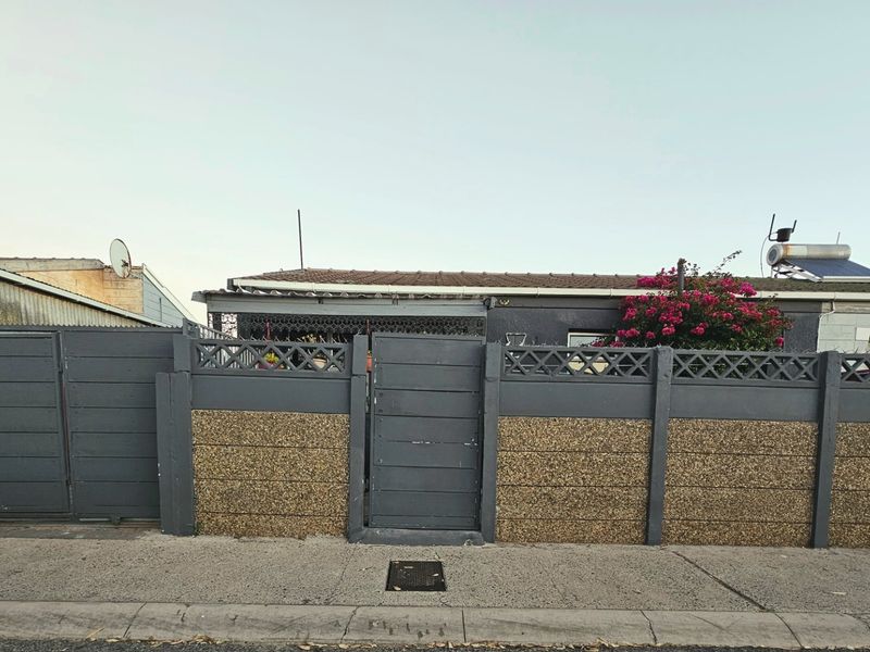 Two bedroom fully enclosed house house - Photo 5