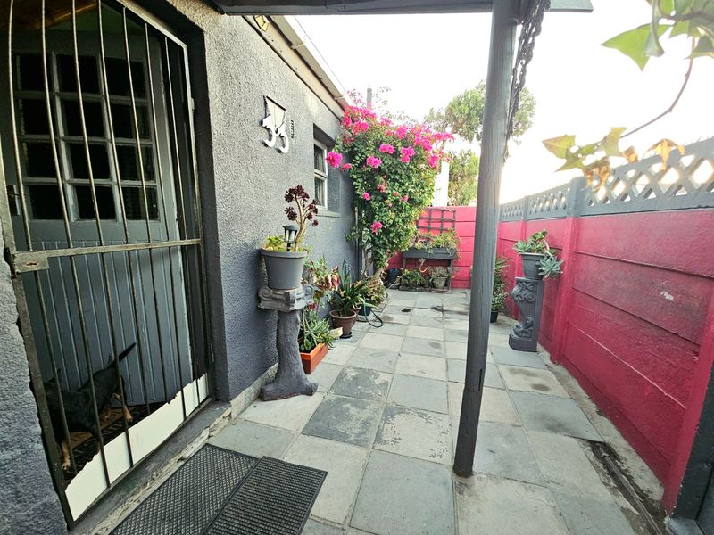 Two bedroom fully enclosed house house - Photo 9