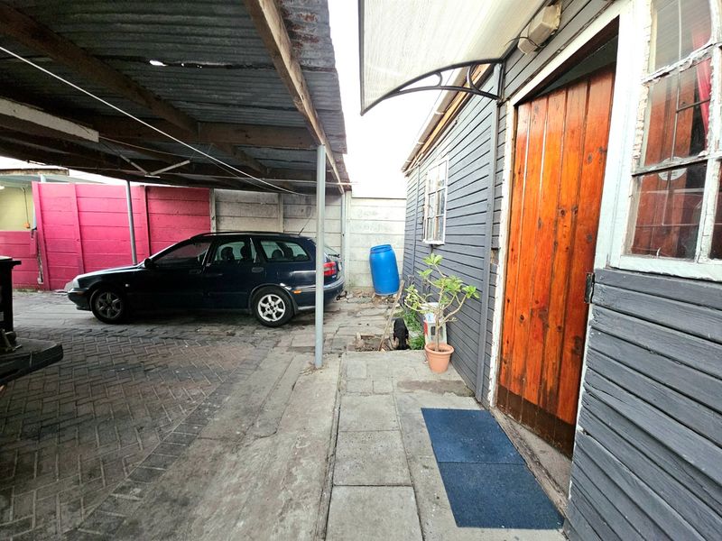 Two bedroom fully enclosed house house - Photo 8