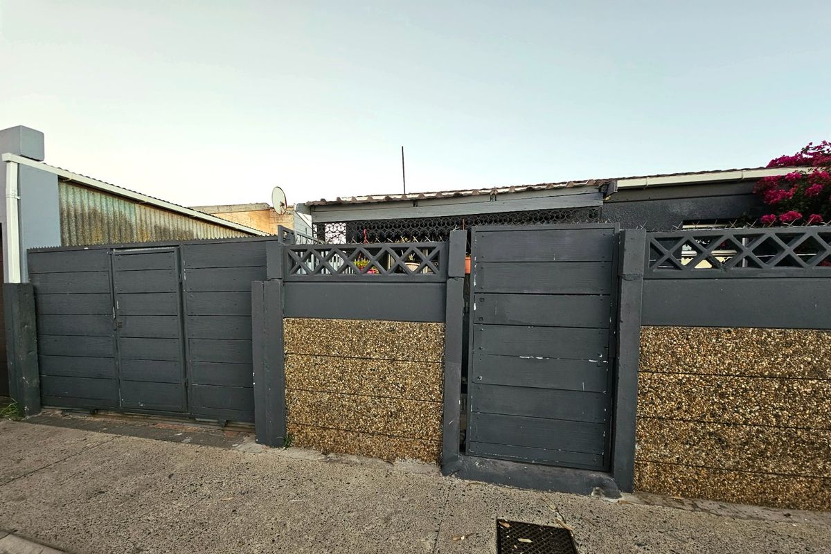 Two bedroom fully enclosed house house - Photo 3