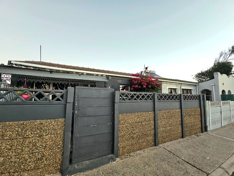 Two bedroom fully enclosed house house - Photo 2