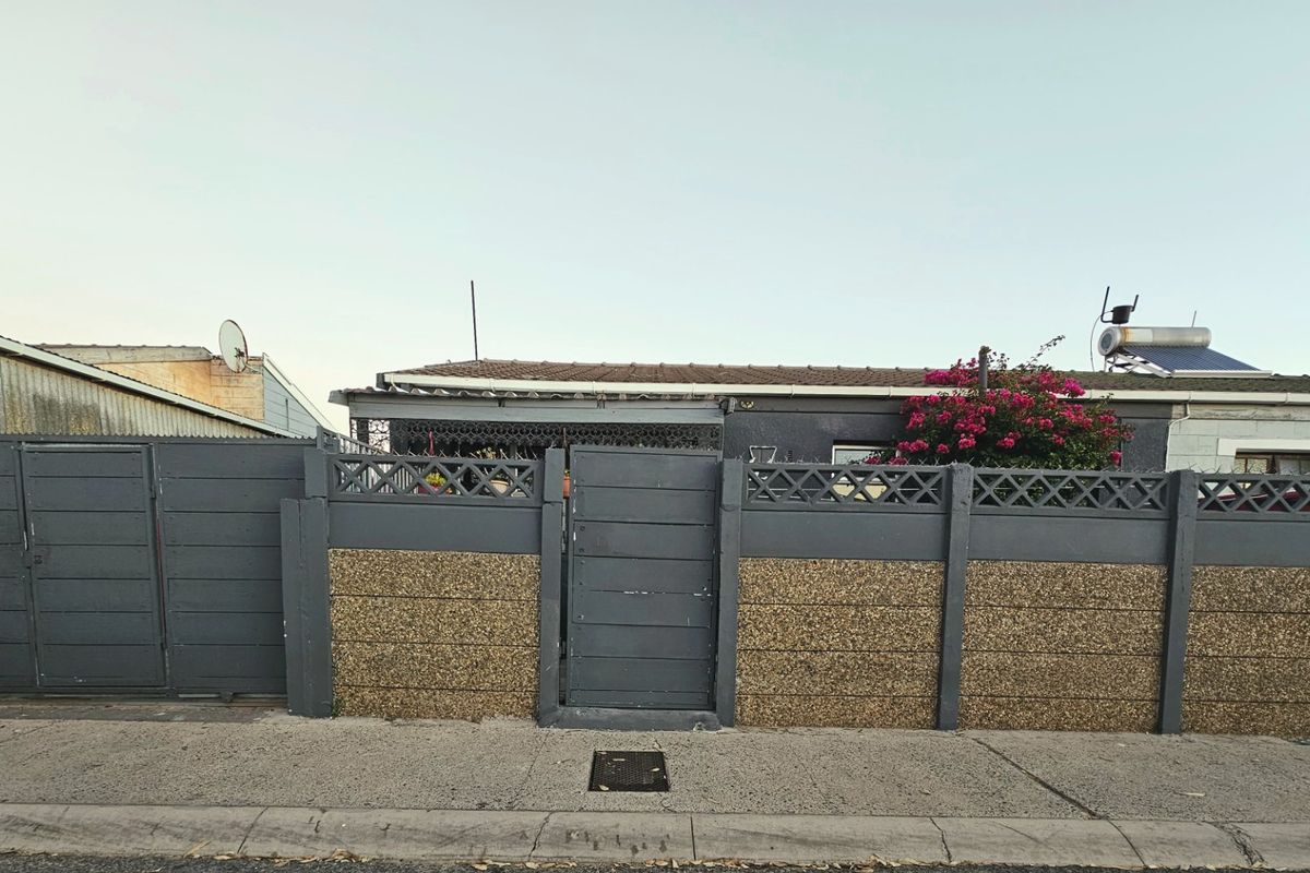 Two bedroom fully enclosed house house - Photo 5