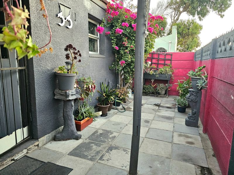 Two bedroom fully enclosed house house - Photo 10