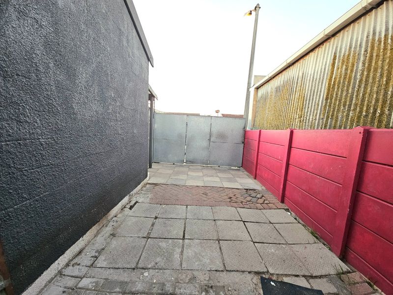 Two bedroom fully enclosed house house - Photo 7