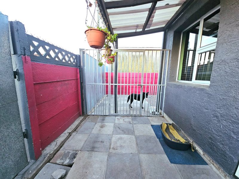 Two bedroom fully enclosed house house - Photo 6