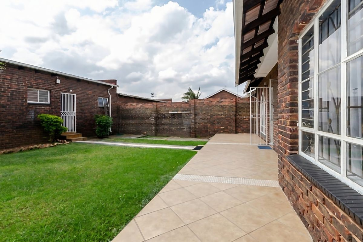 Charming Kempton Townhouse with Private Garden - Photo 3