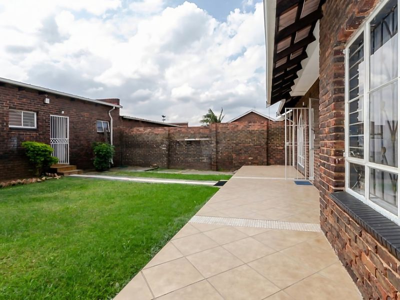 Charming Kempton Townhouse with Private Garden - Photo 3