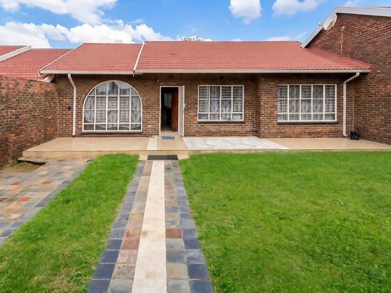 Charming Kempton Townhouse with Private Garden - Photo 2