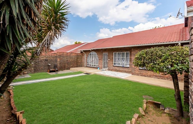 Charming Kempton Townhouse with Private Garden