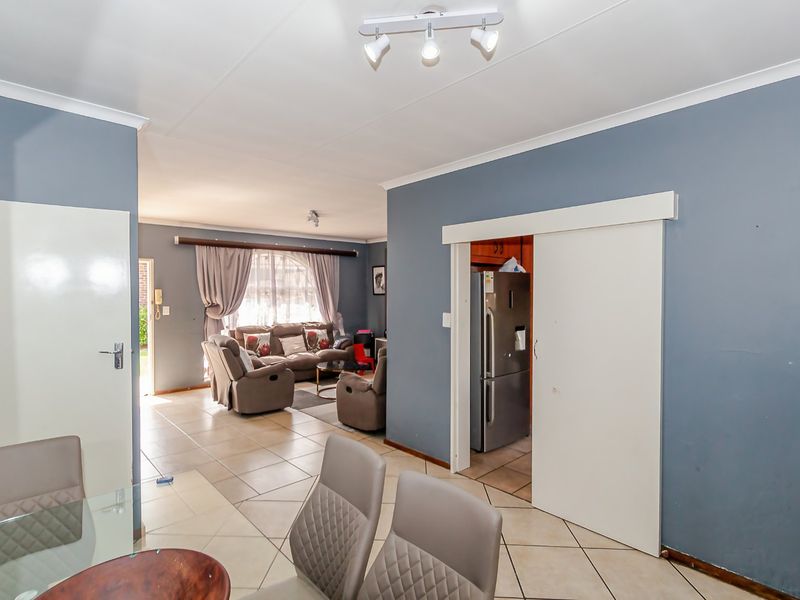 Charming Kempton Townhouse with Private Garden - Photo 7