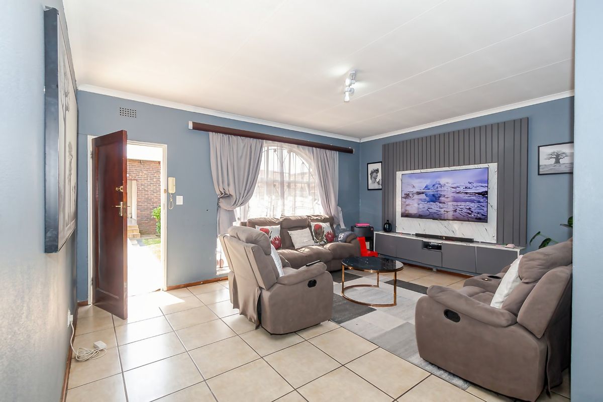 Charming Kempton Townhouse with Private Garden - Photo 5