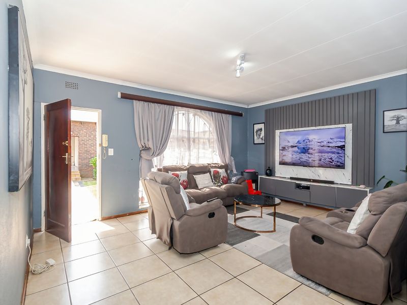 Charming Kempton Townhouse with Private Garden - Photo 5