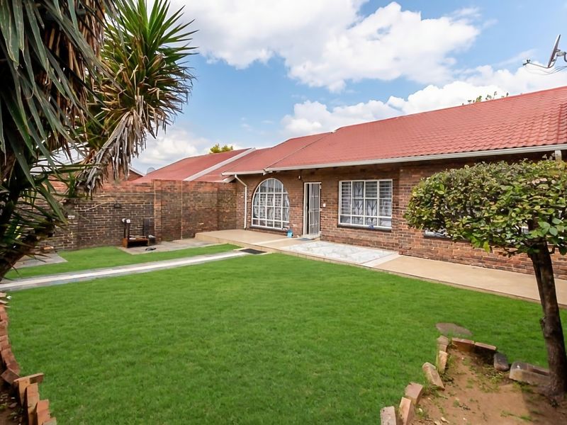 Charming Kempton Townhouse with Private Garden - Photo 1
