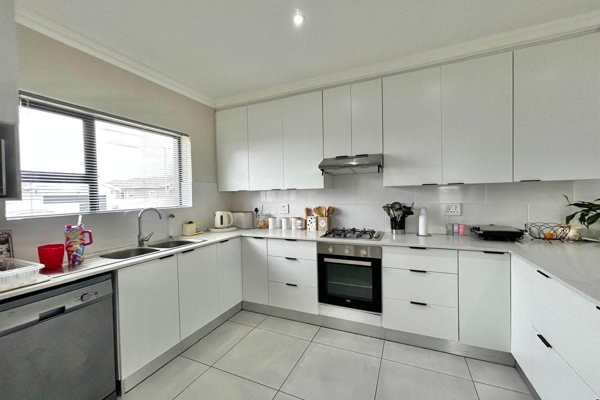 Chic family home in Fountains Estate Jeffreys Bay - Photo 2