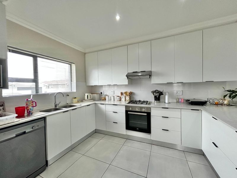 Chic family home in Fountains Estate Jeffreys Bay - Photo 2