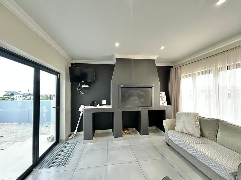 Chic family home in Fountains Estate Jeffreys Bay - Photo 5
