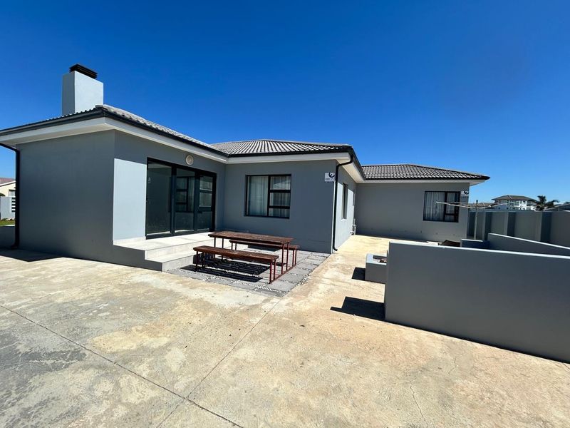 Chic family home in Fountains Estate Jeffreys Bay - Photo 3