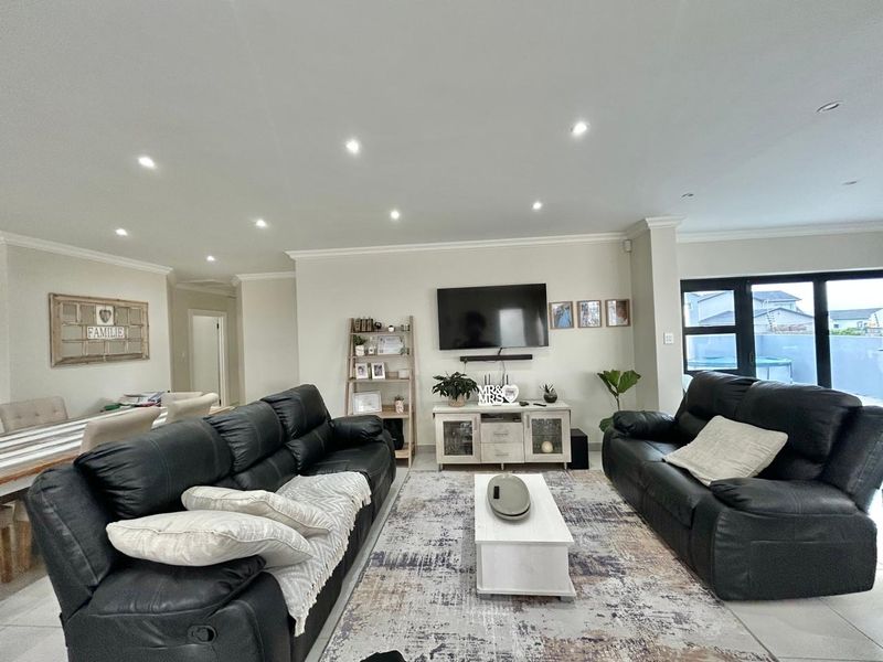 Chic family home in Fountains Estate Jeffreys Bay - Photo 10