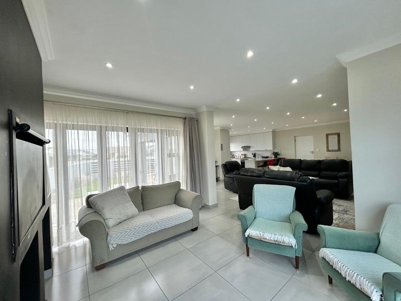 Chic family home in Fountains Estate Jeffreys Bay - Photo 9