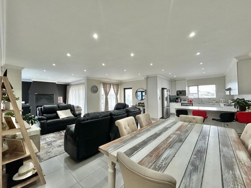 Chic family home in Fountains Estate Jeffreys Bay - Photo 7