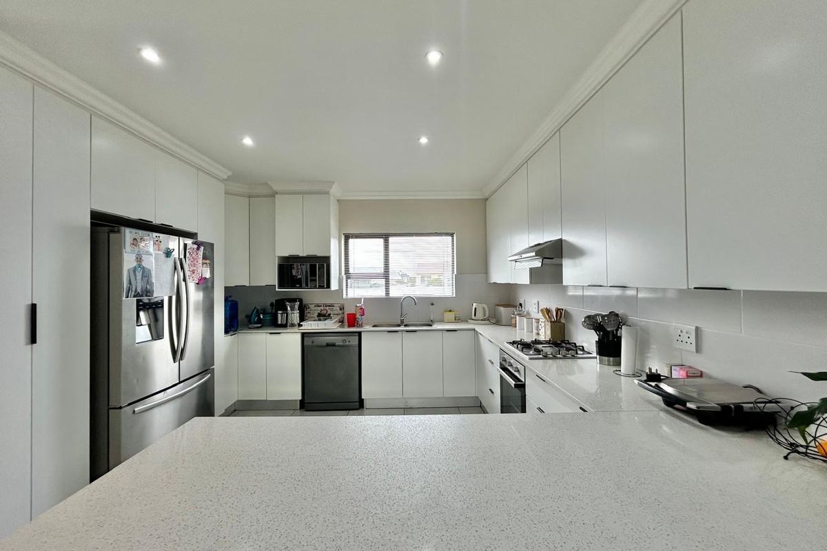 Chic family home in Fountains Estate Jeffreys Bay - Photo 3