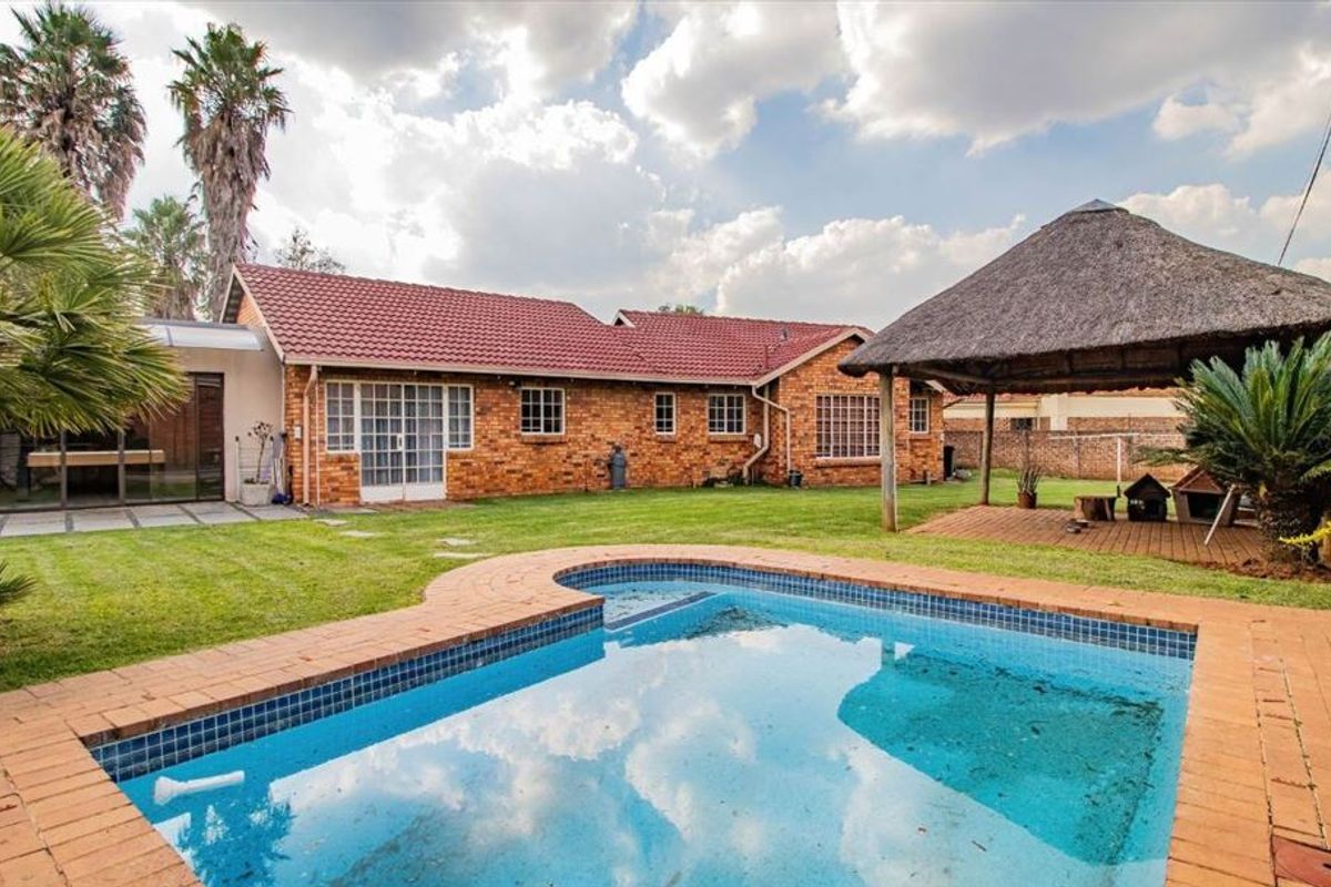 Spacious Family Home with Pool and Staff Quarters - Photo 3