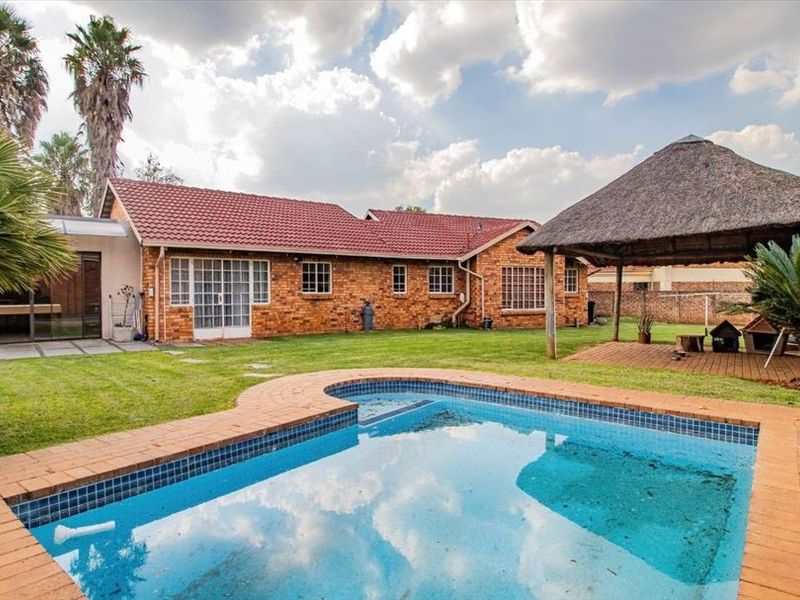 Spacious Family Home with Pool and Staff Quarters - Photo 3