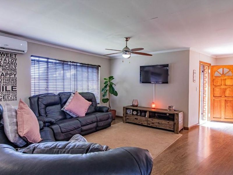 Spacious Family Home with Pool and Staff Quarters - Photo 2